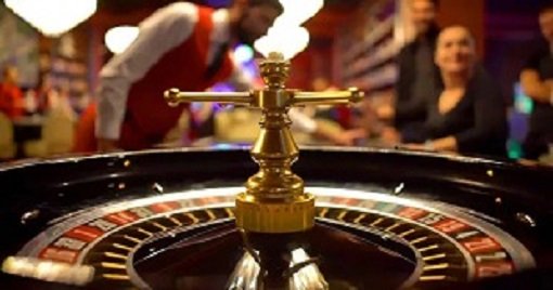 Pengguna membaca ketentuan promosi dengan teliti
